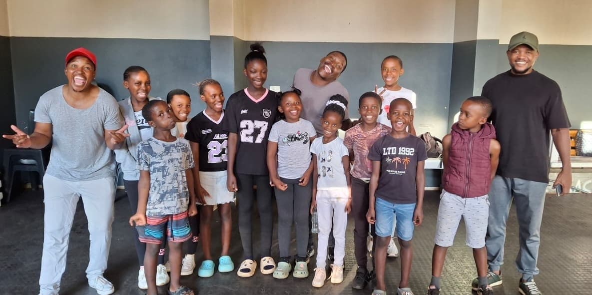 Kinder und Betreuer des After-School-Programms „Give a Chance“ in Katlehong