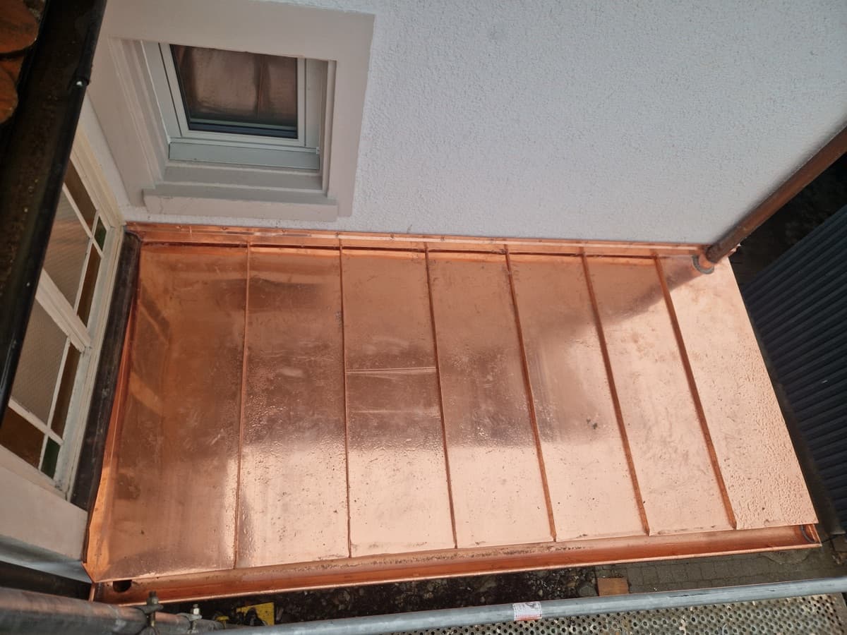 Kupfer-Doppelfalzdach für Velounterstand