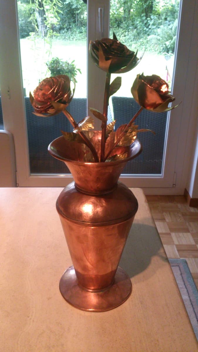 Handgefertigte Kupfervase mit Rosen