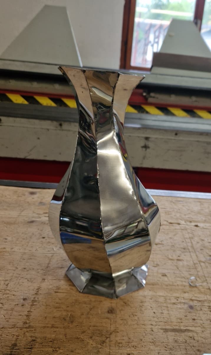 Skulptur aus poliertem Edelstahl